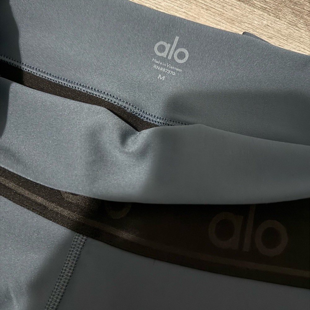 alo yoga - high-waist fitness capri - Picture 5 of 7